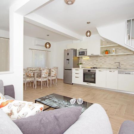 Awesome Home In Drvenik With Wifi 외부 사진